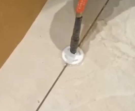 江达瓷砖空鼓维修公司专业解答瓷砖在铺贴过程中，如果没有涂抹均匀到位的粘结材料（如水泥砂浆或瓷砖胶），可能会导致以下问题