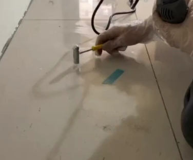 江达瓷砖开裂维修公司专业分享瓷砖在铺贴前如果没有沥干水分，将会导致以下问题