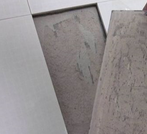 江达瓷砖空鼓维修公司分享瓷砖铺贴时如果打浆（即涂抹在瓷砖背面和基层上的砂浆或瓷砖胶）过少，会带来以下问题